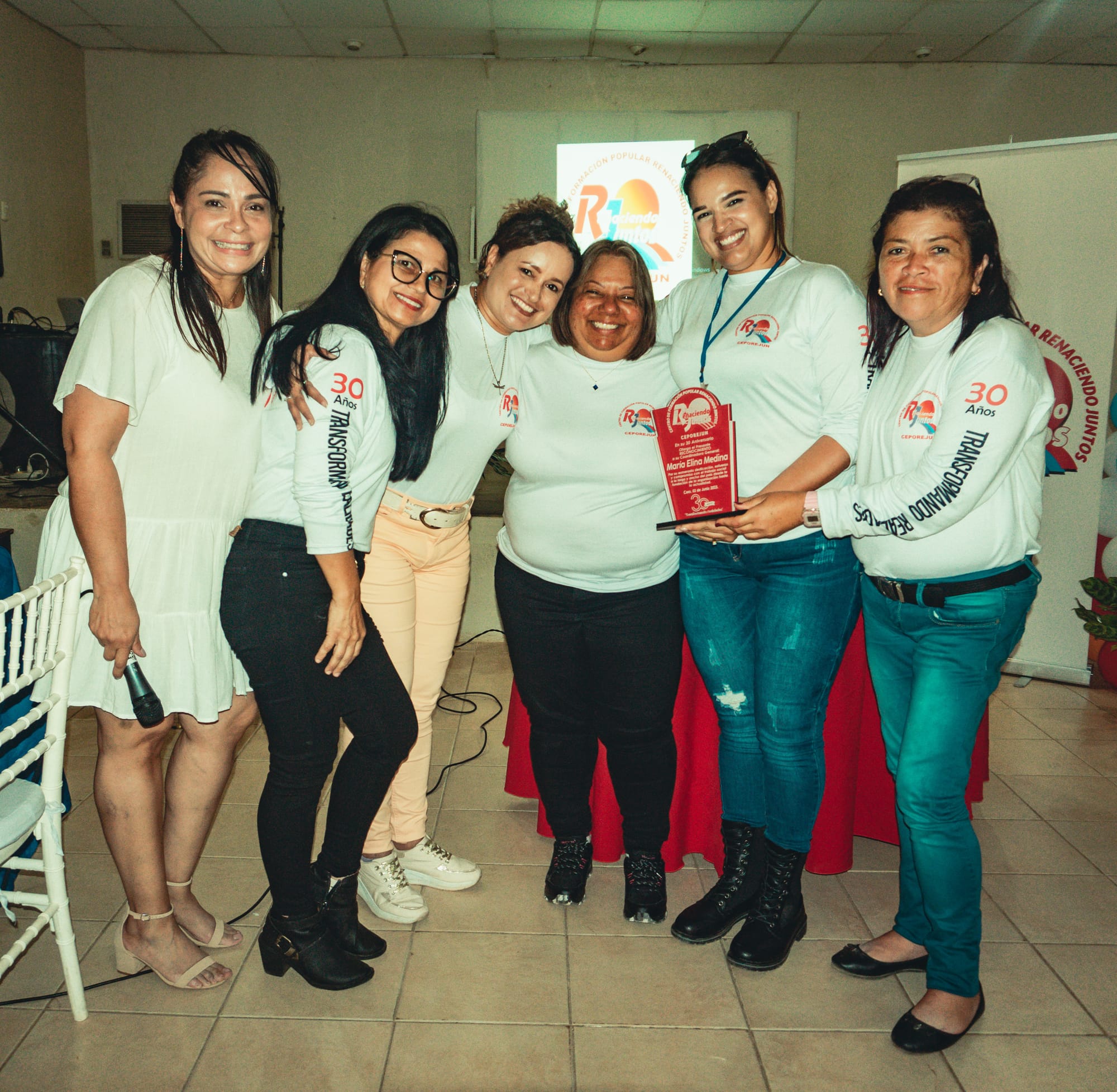 Entrega de reconocimiento a la coordinadora general María Medina por su trayectoria en CEPOREJUN