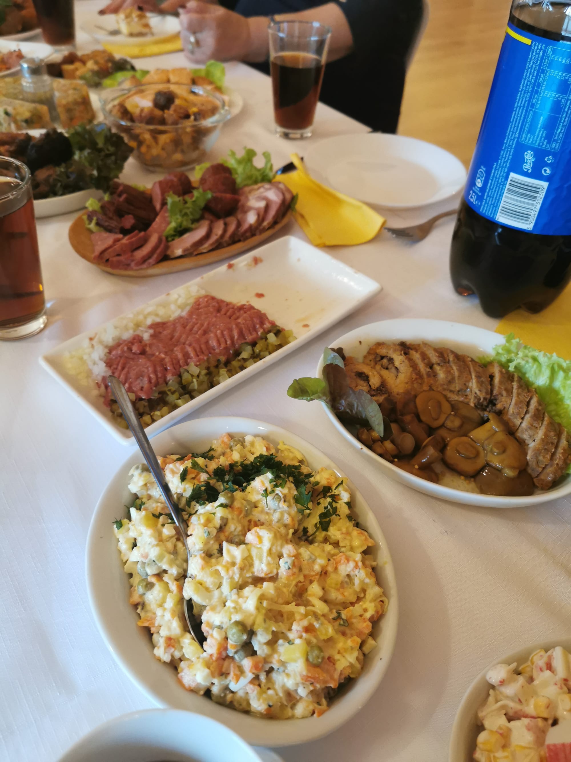 STOŁY ZASTAWIONE TRADYCYJNIE