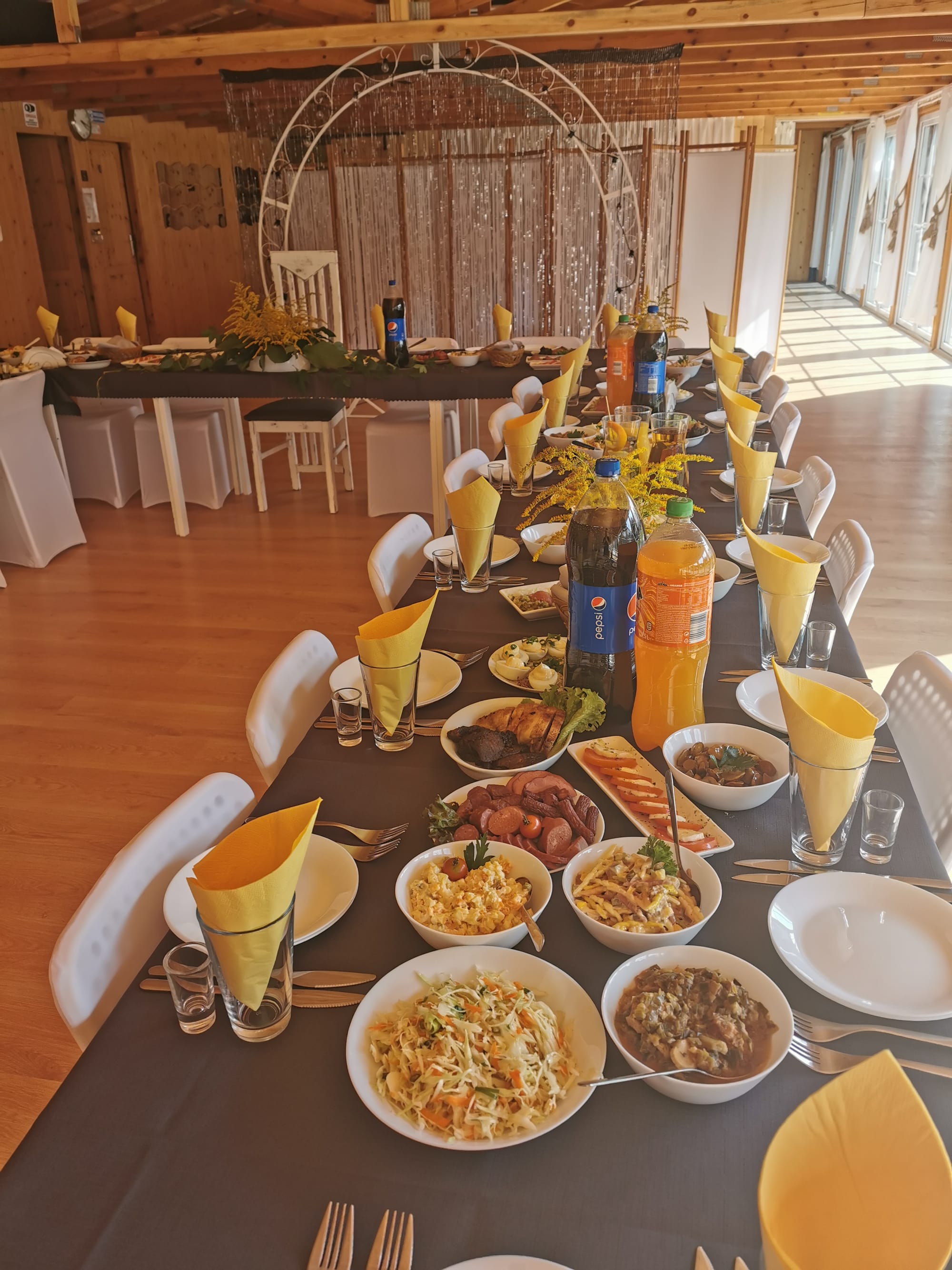 STOŁY ZASTAWIONE TRADYCYJNIE