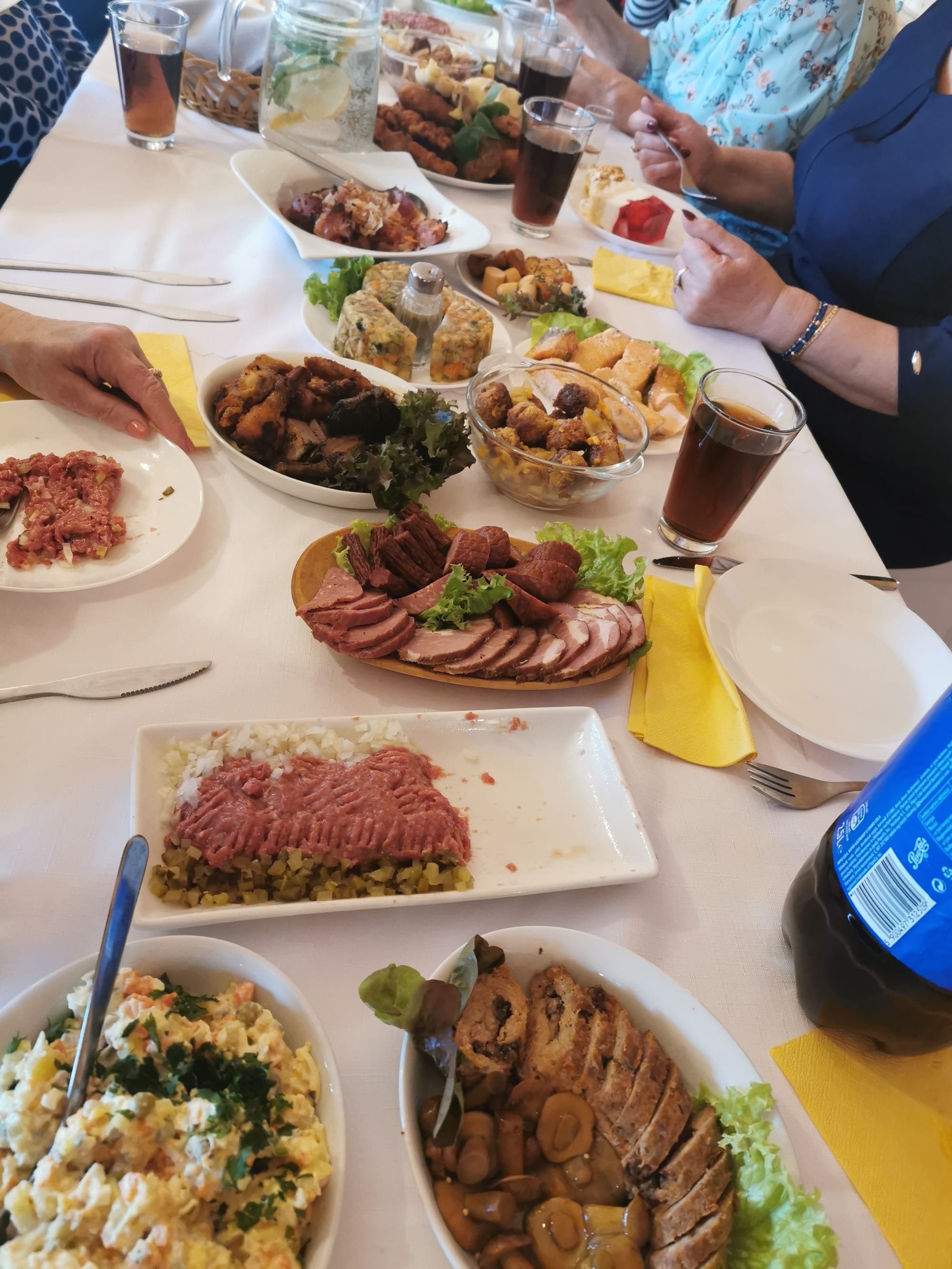 STOŁY ZASTAWIONE TRADYCYJNIE