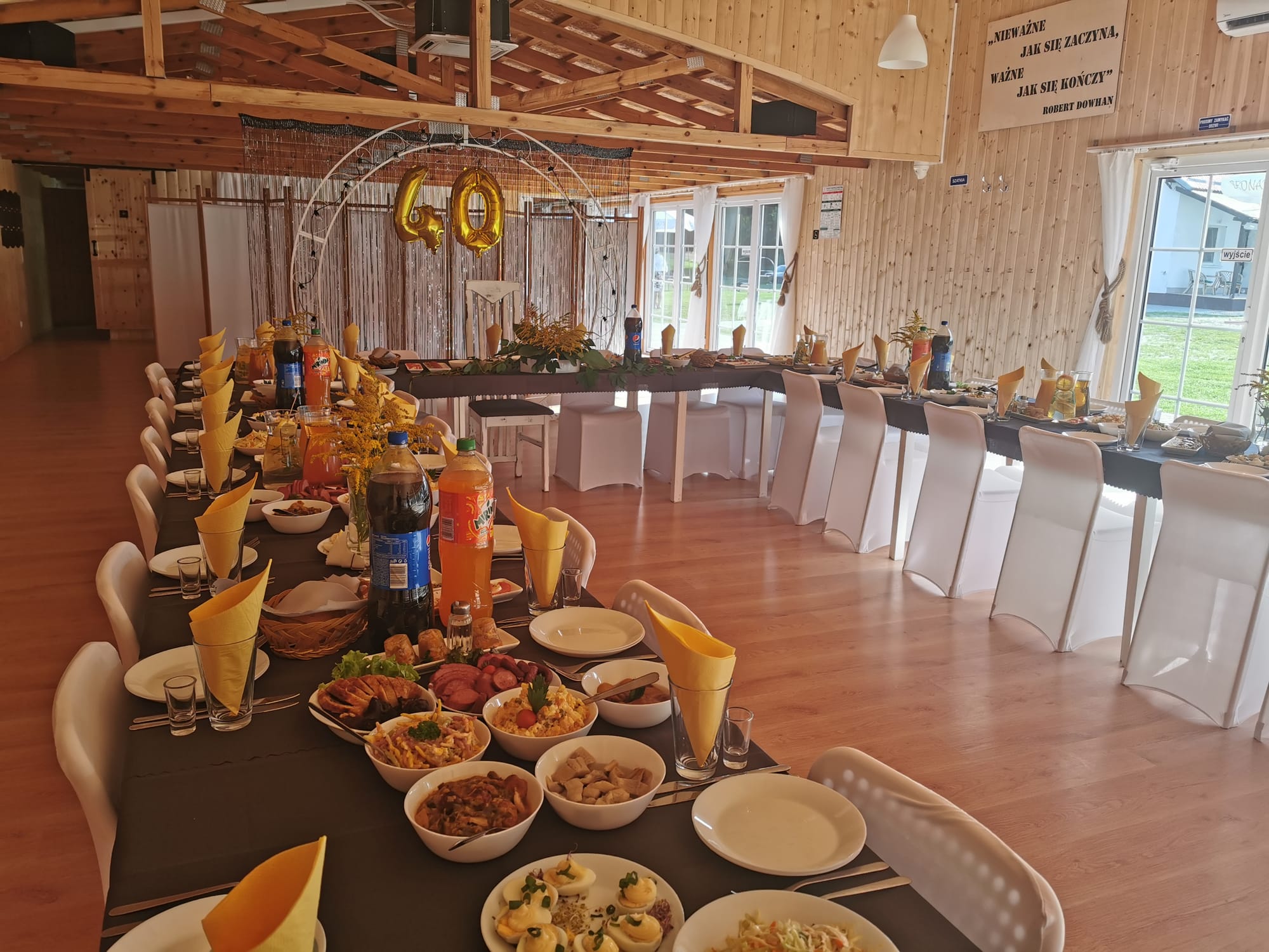 STOŁY ZASTAWIONE TRADYCYJNIE