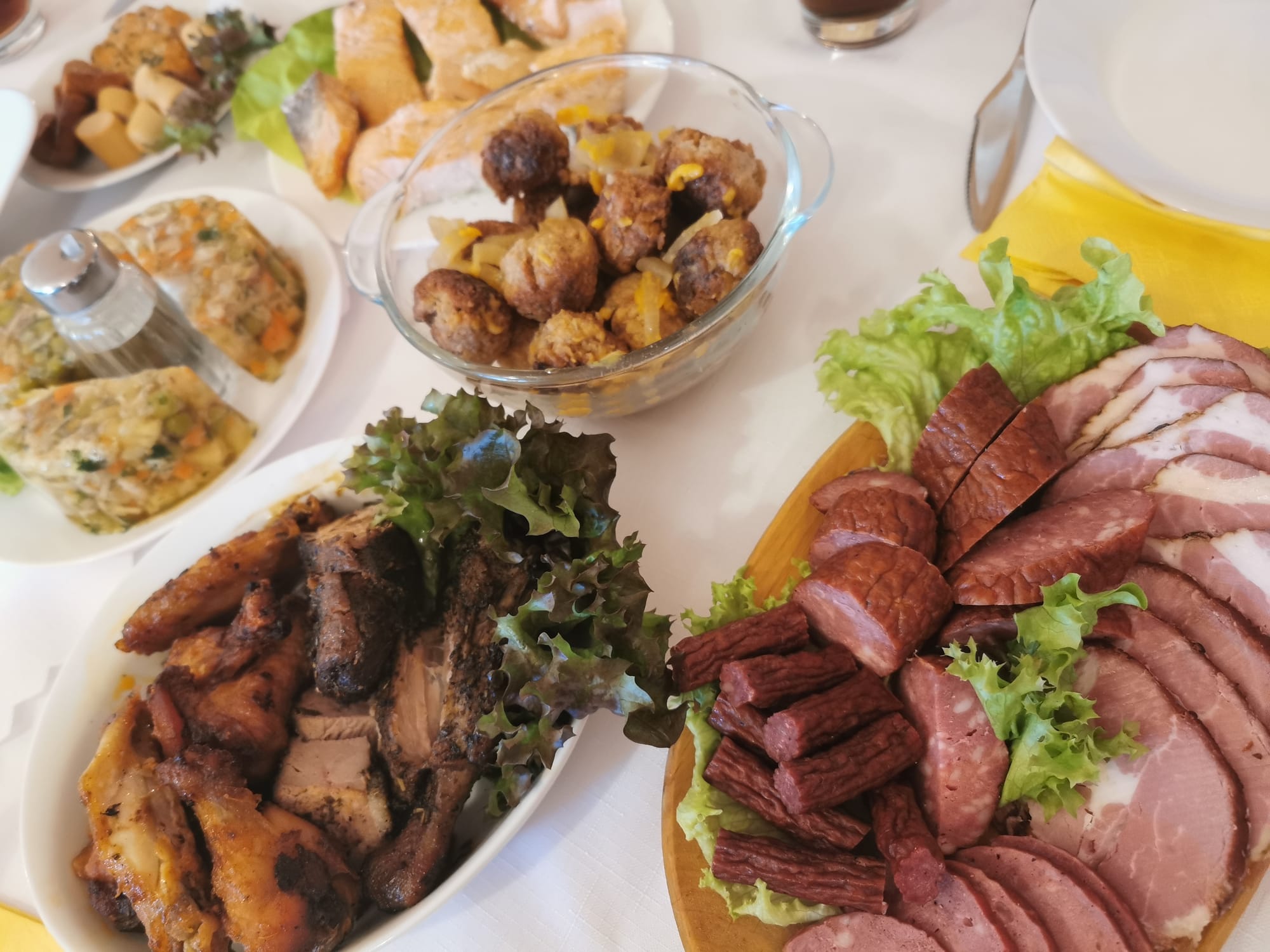 STOŁY ZASTAWIONE TRADYCYJNIE