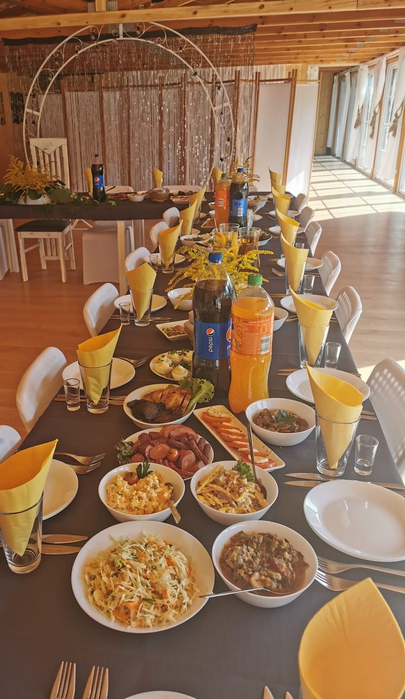 STOŁY ZASTAWIONE TRADYCYJNIE