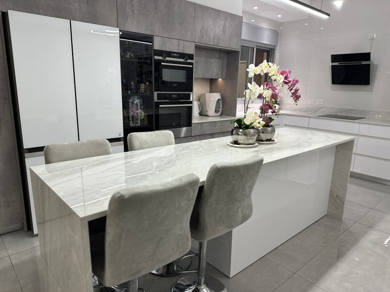 מטבח מודרני בשני צבעים 