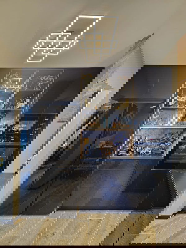 מטבח מודרני שחור מבריק בשילוב עץ 