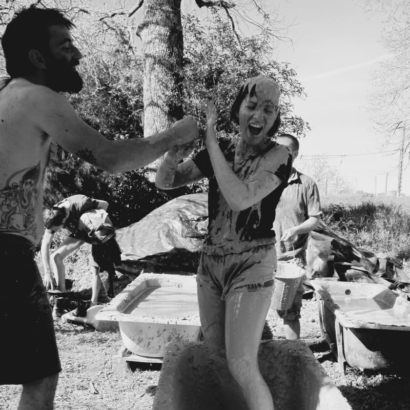 Terre, paille et tu tasses