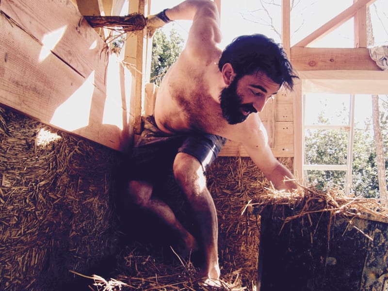 Terre, paille et tu tasses