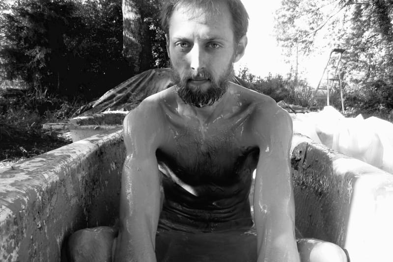 Terre, paille et tu tasses