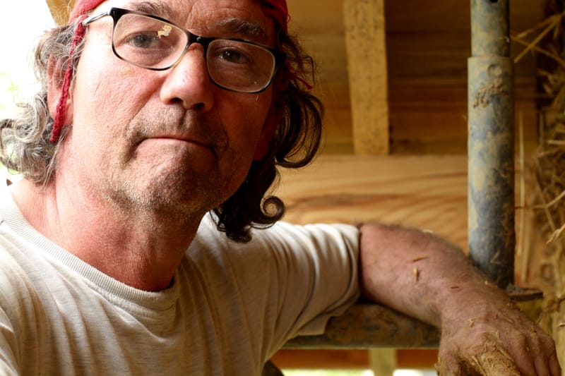 Terre, paille et tu tasses