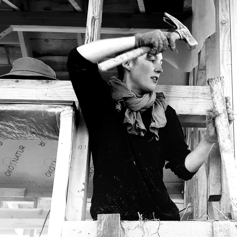 Terre, paille et tu tasses