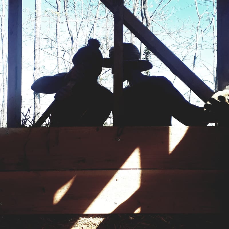 Terre, paille et tu tasses