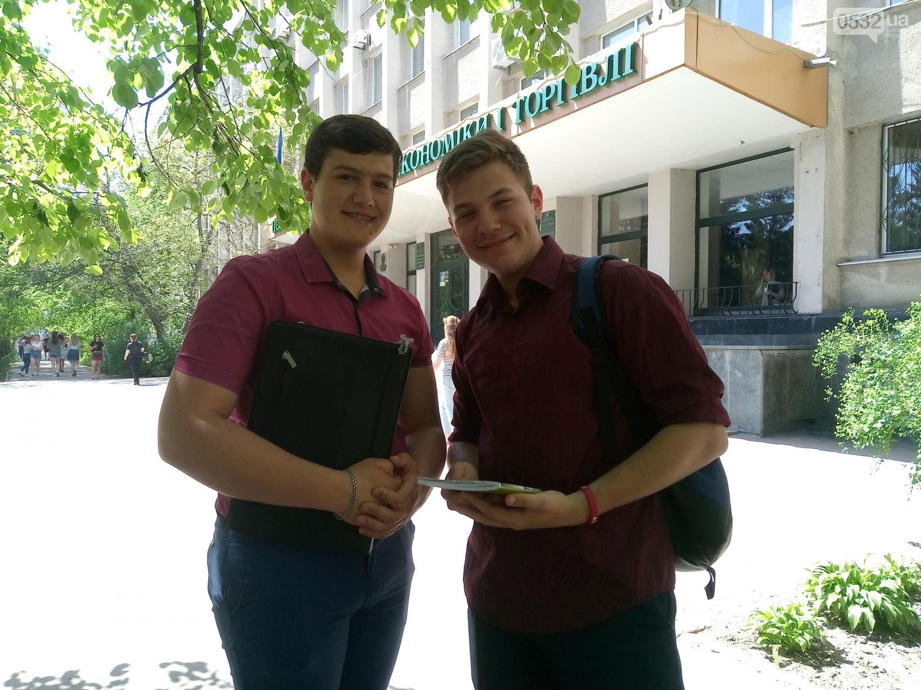 Полтавські випускники згодні працювати в Україні за 1700 доларів на місяць