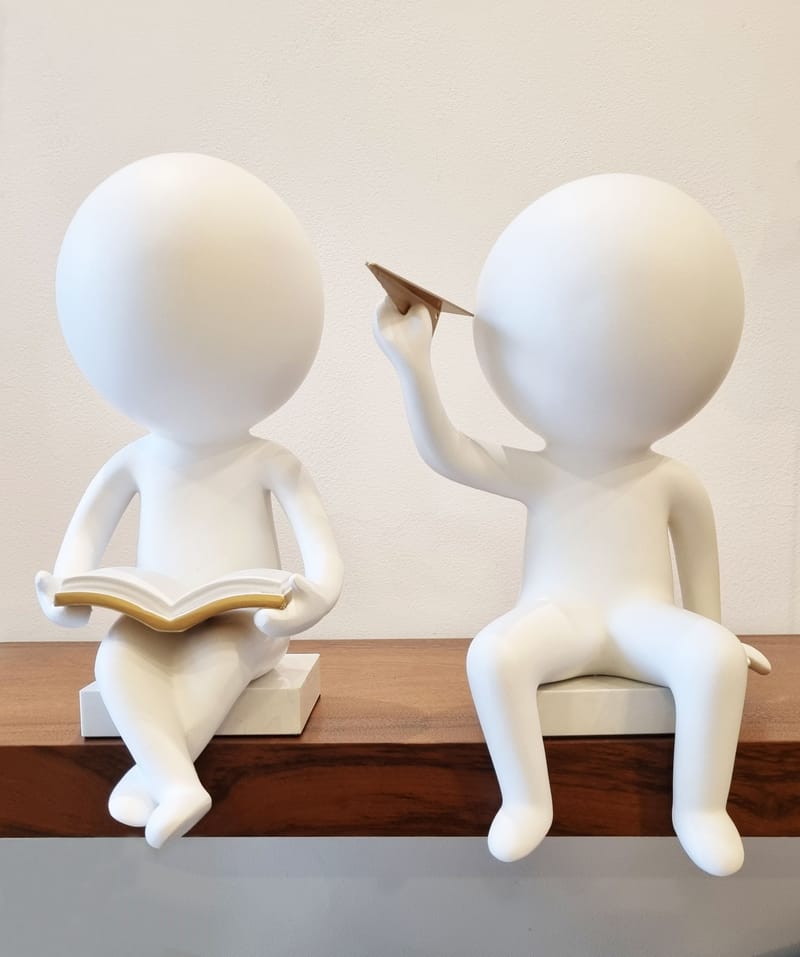 FIGURA COM LIVRO e FIGURA COM AVIÃO