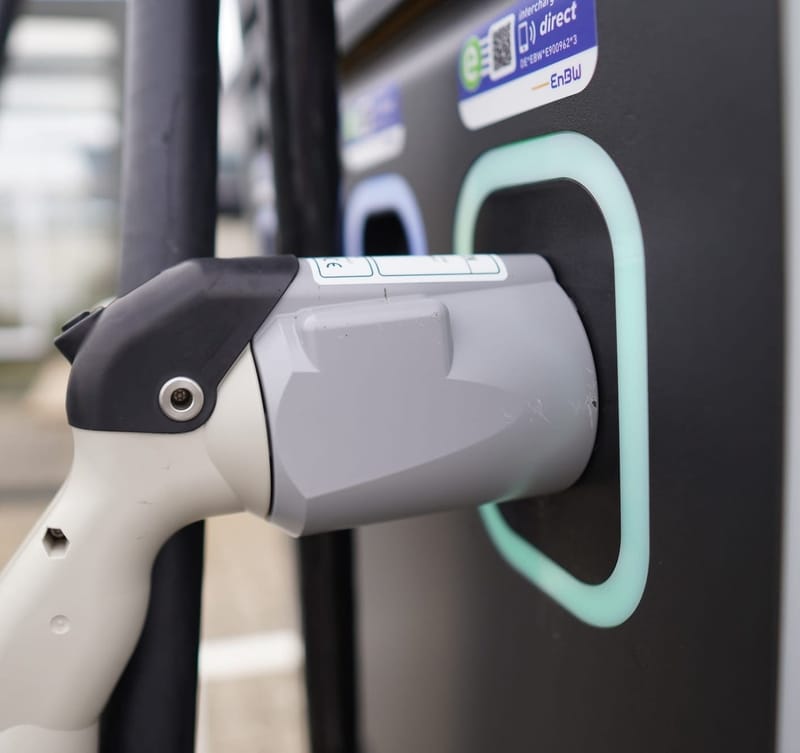 עמדות טעינה לרכבים