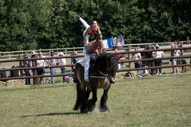 Duo acrobatique à cheval