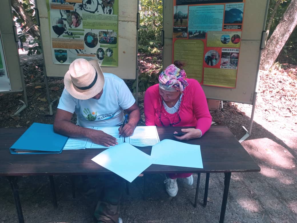 La imagen muestra la firma de convenios con: 