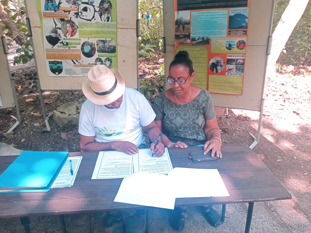 La imagen muestra la firma de convenios con:  