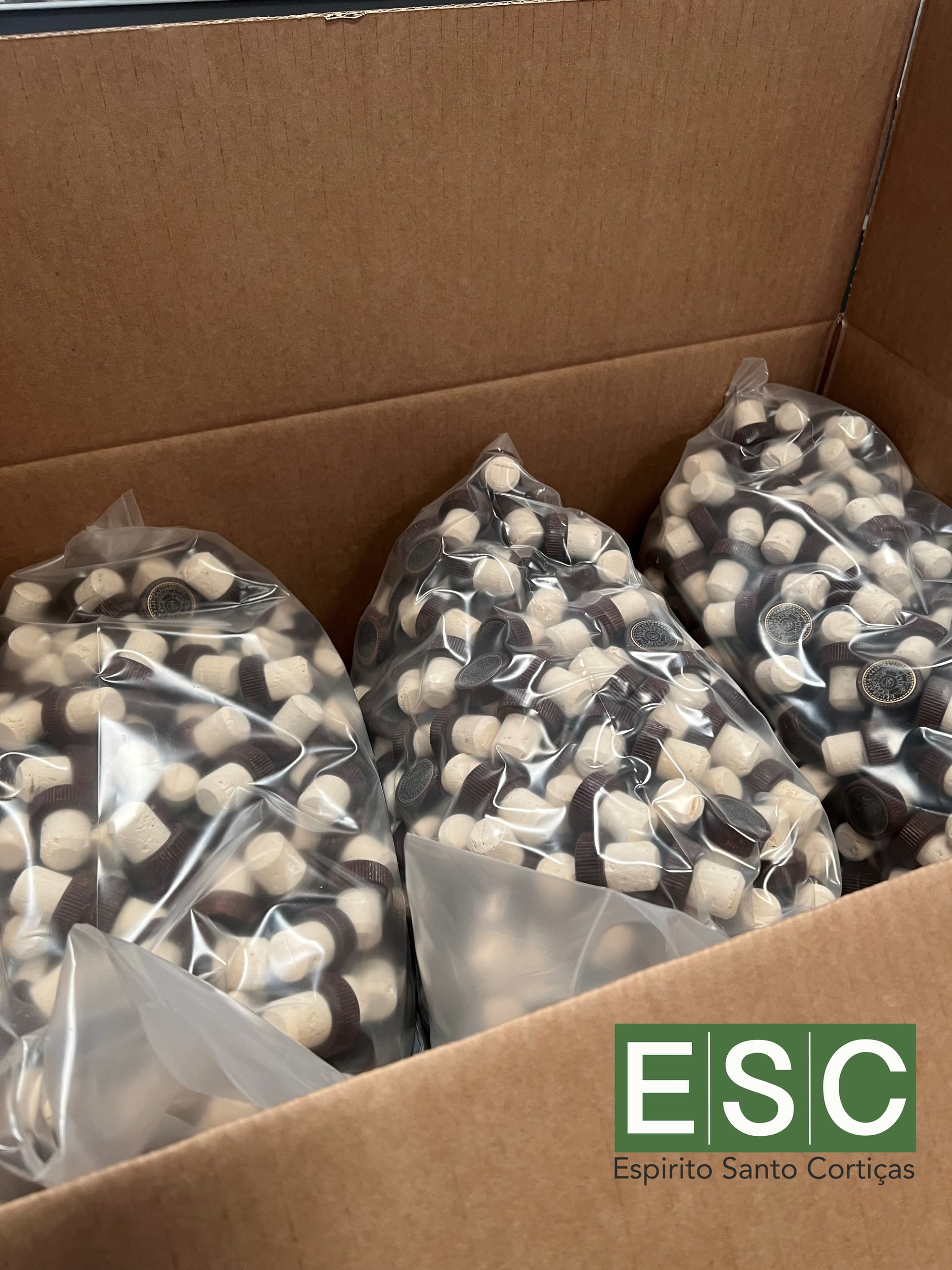 Caixas de cartão ou sacos ráfia