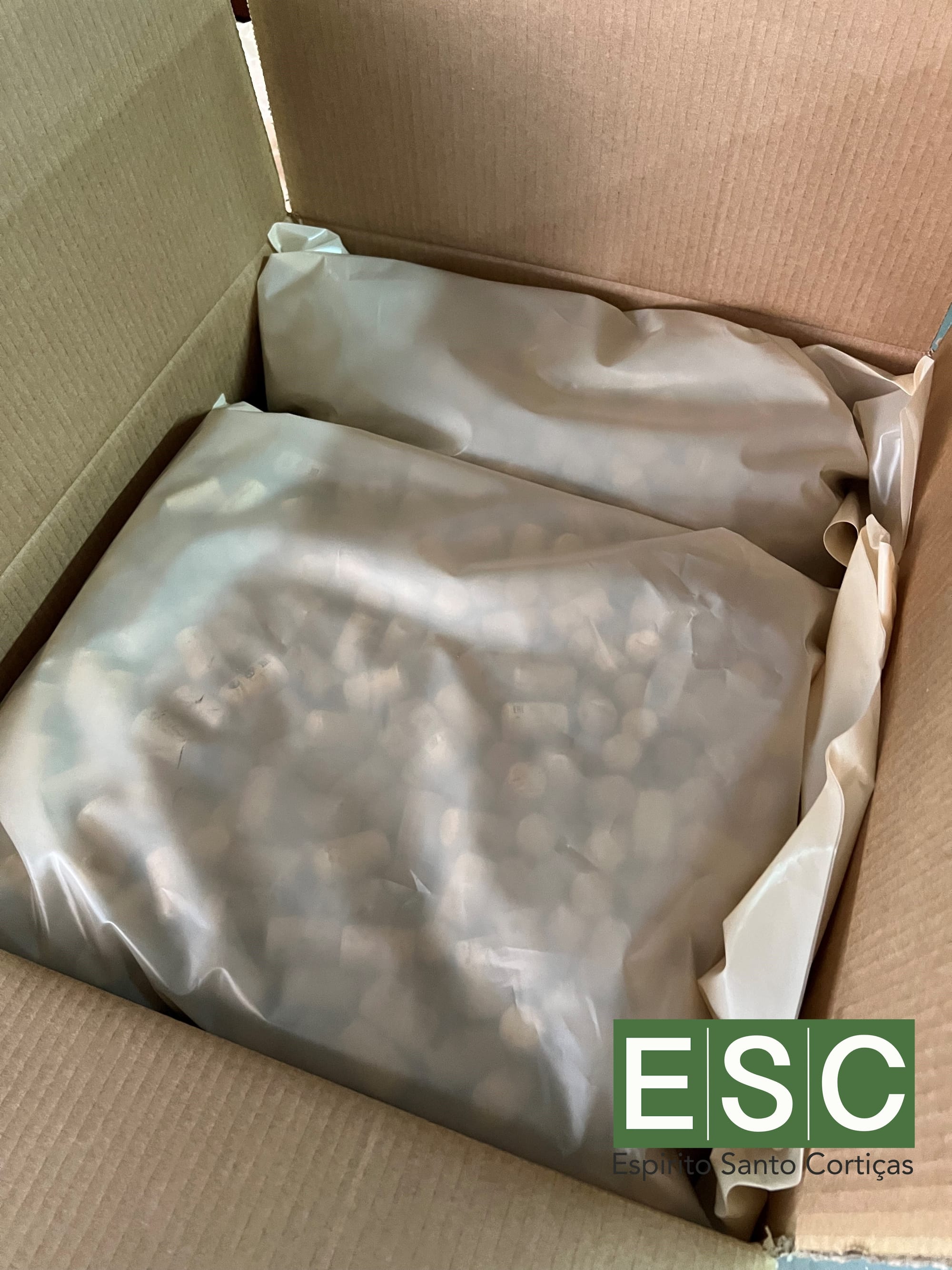 Caixas de cartão ou sacos ráfia