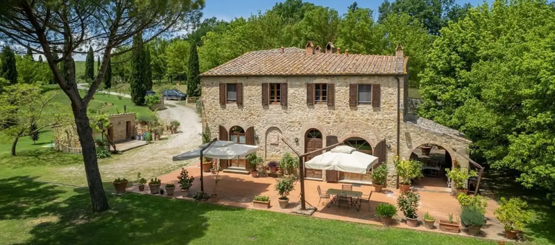 וילה מדהימה מחולקת ל 3 דירות , עם שטח משותף ובריכת שחיה Pienza Toscana