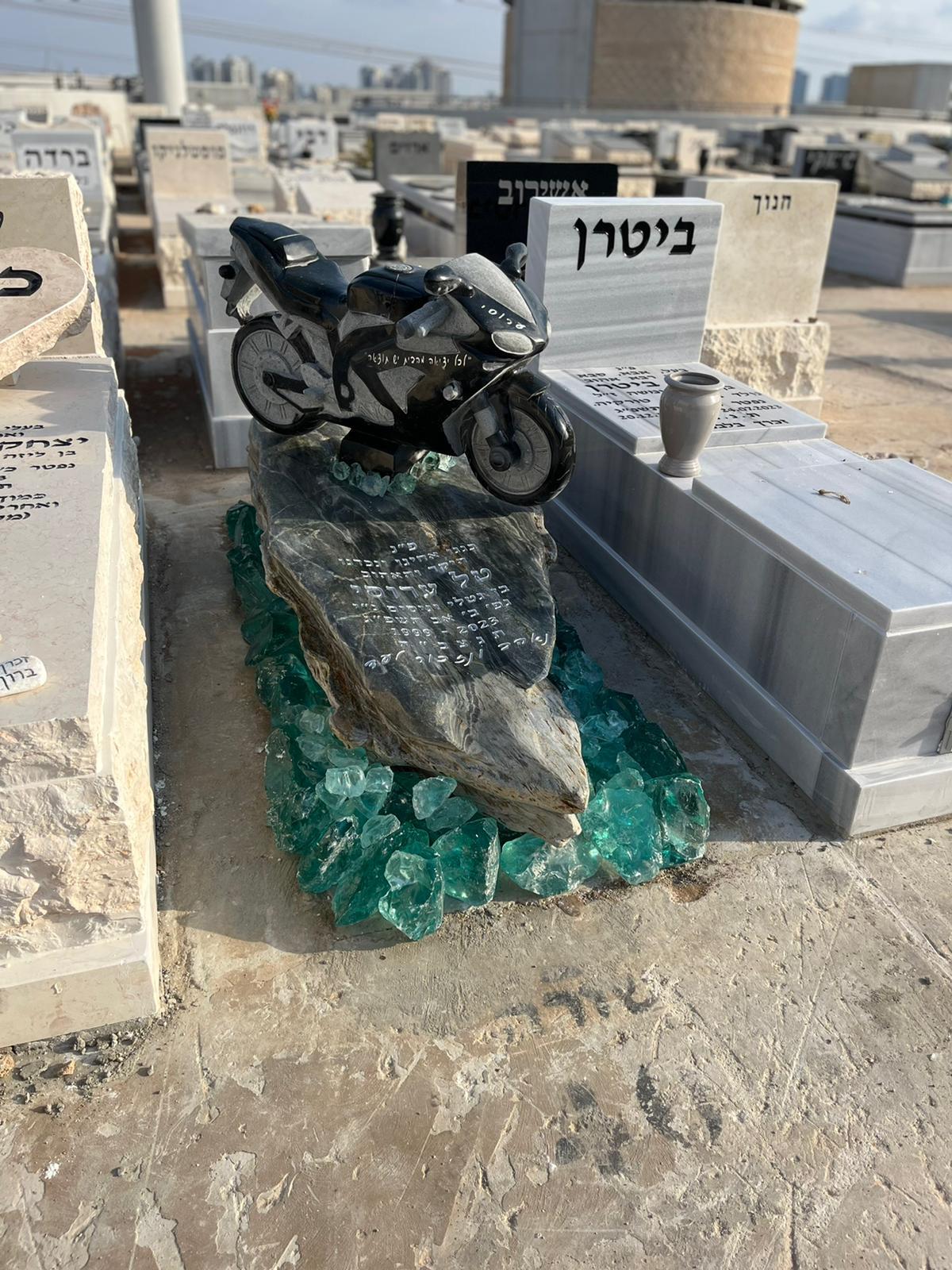 דוגמאות של מצבות סלעים שאנו משפצים