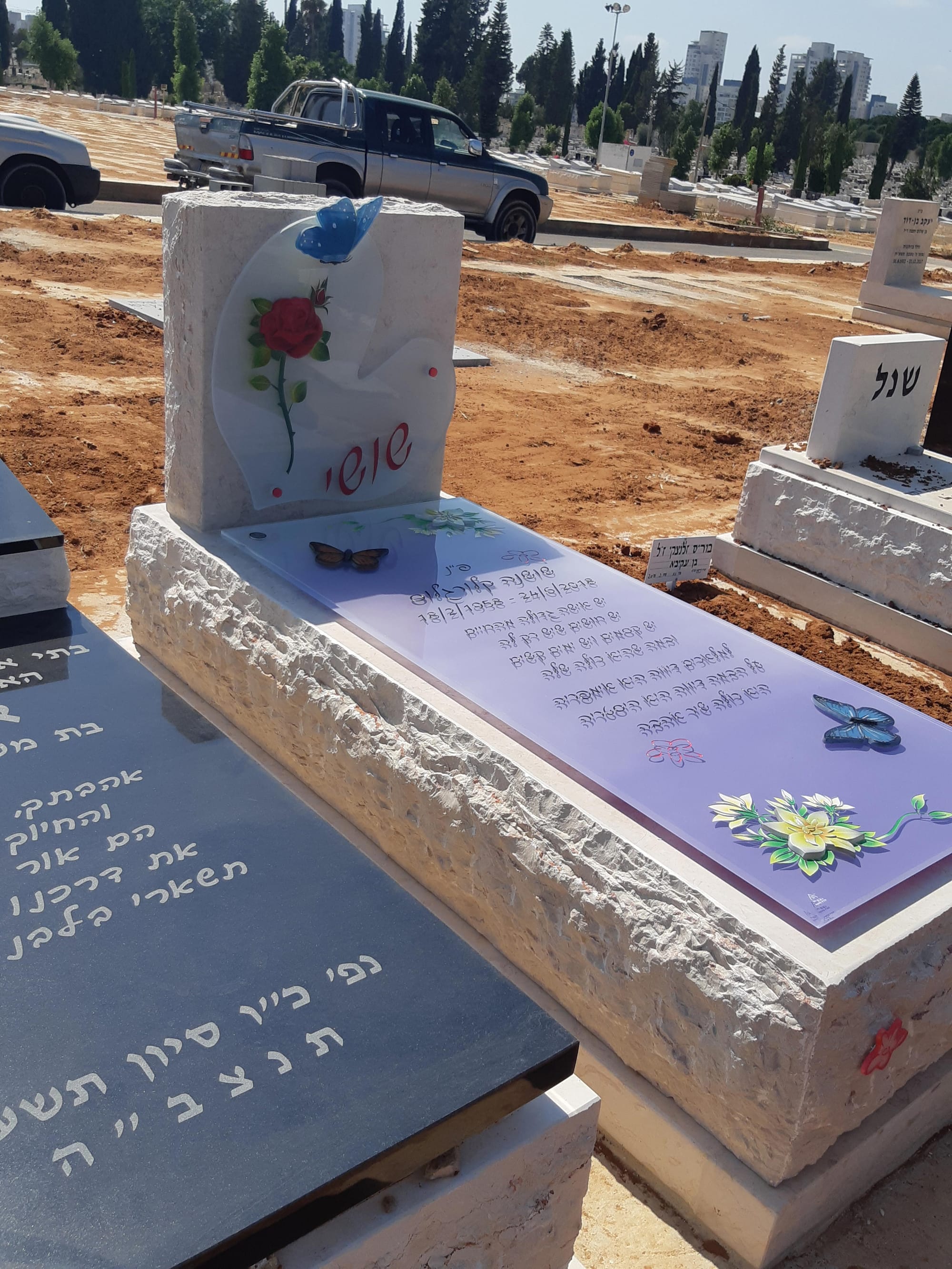 מעוניינים בהצעה ממי שבנה המצבה?