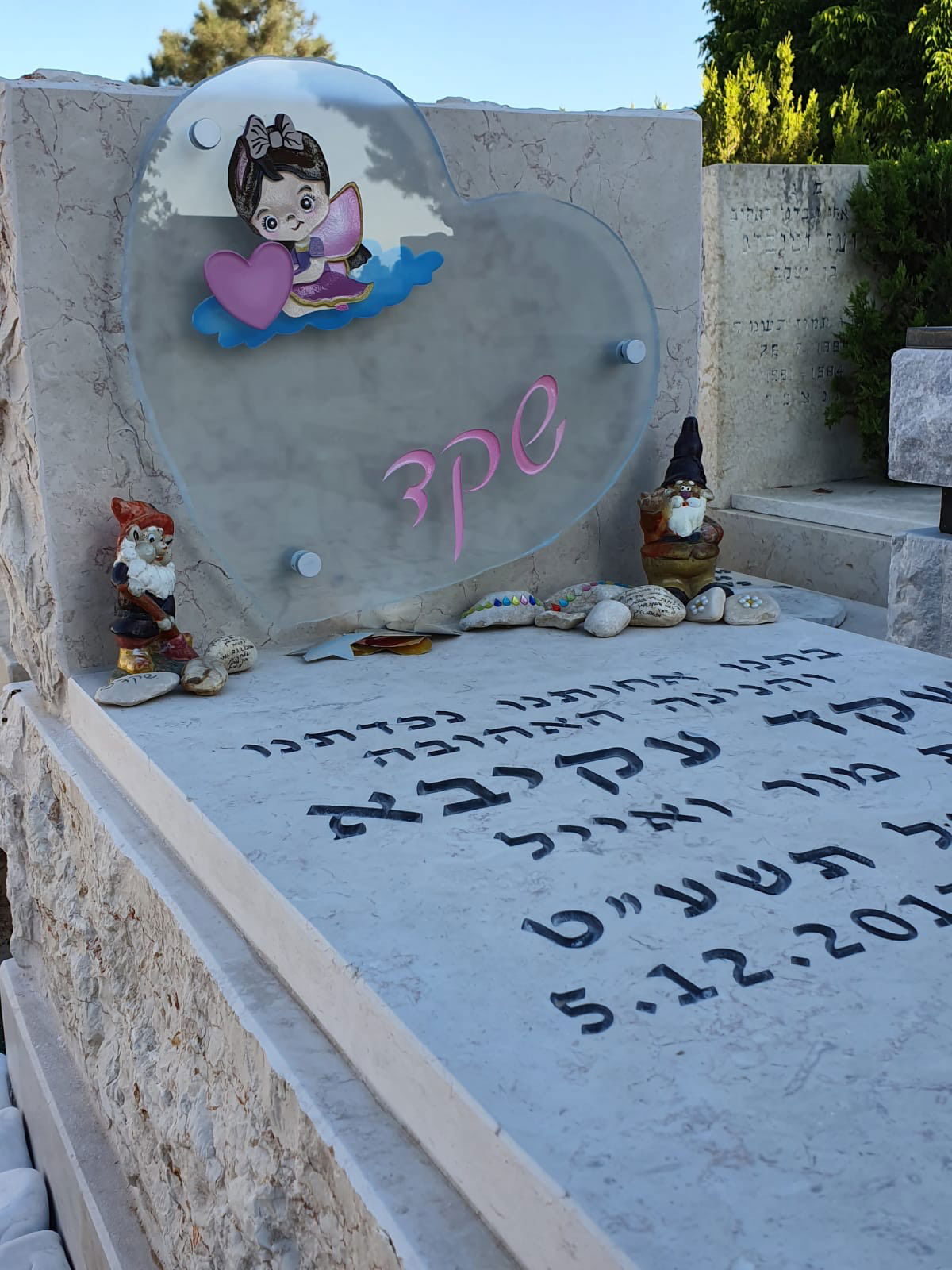 מעוניינים בהצעה ממי שבנה המצבה?