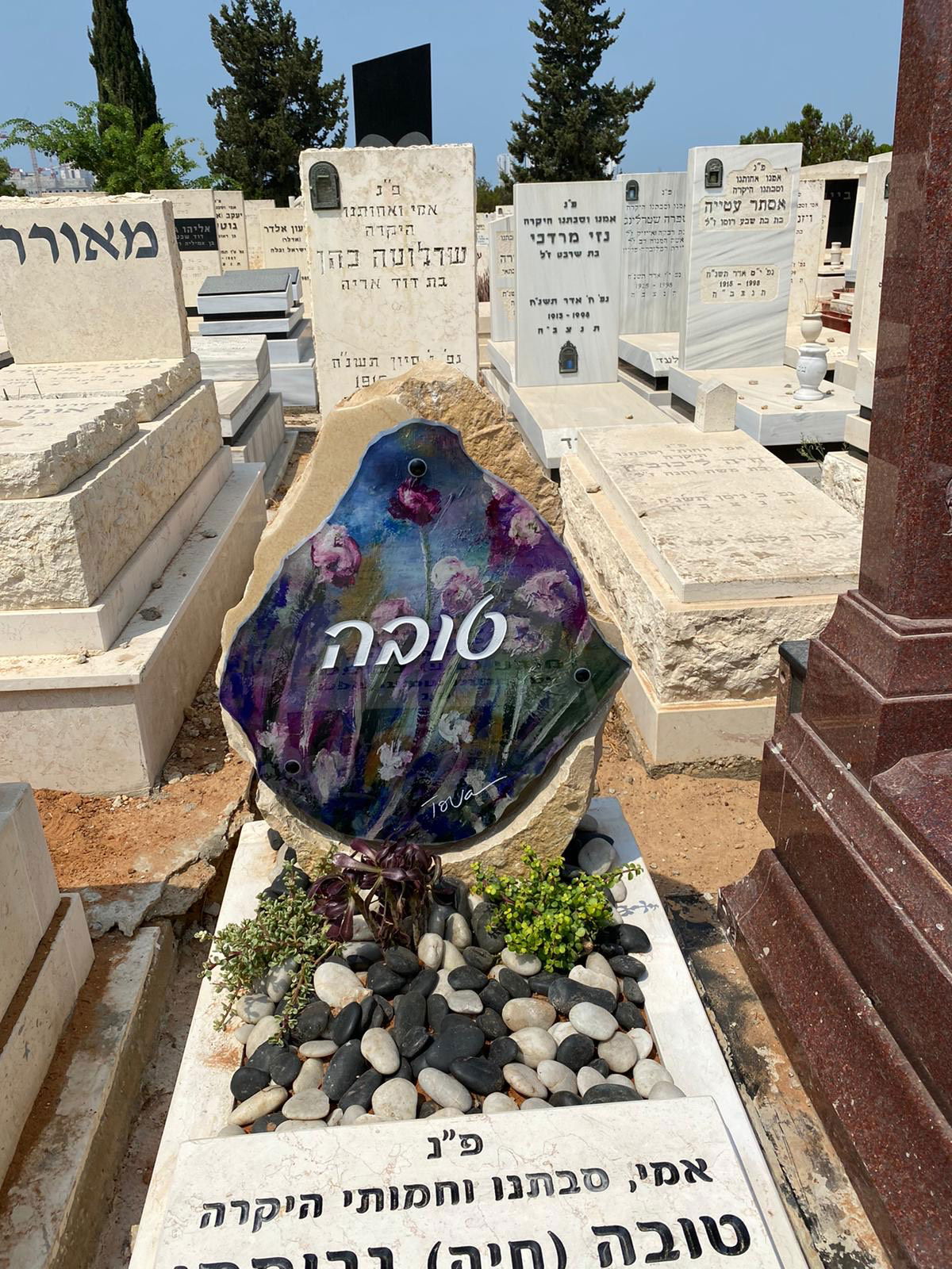 מעוניינים בהצעה ממי שבנה המצבה?