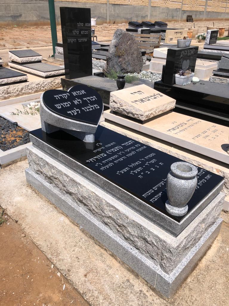 קטלוג מצבות גרניט שחור איכותיות בעיצובים מיוחדים | מק"ט 491