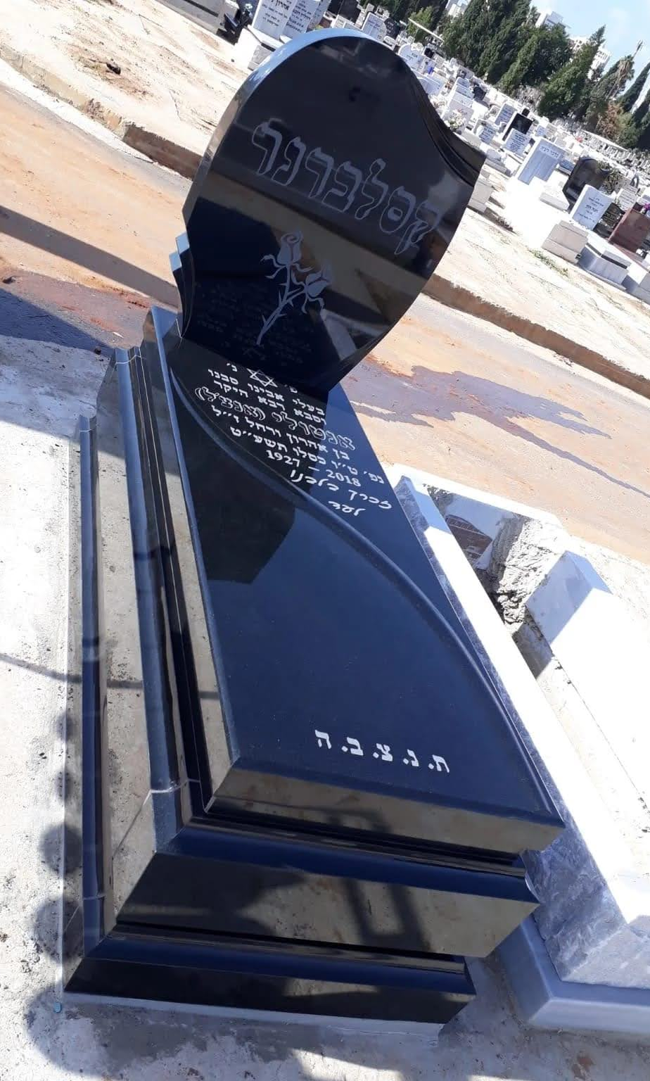 קטלוג מצבות גרניט שחור איכותיות בעיצובים מיוחדים | מק"ט 495