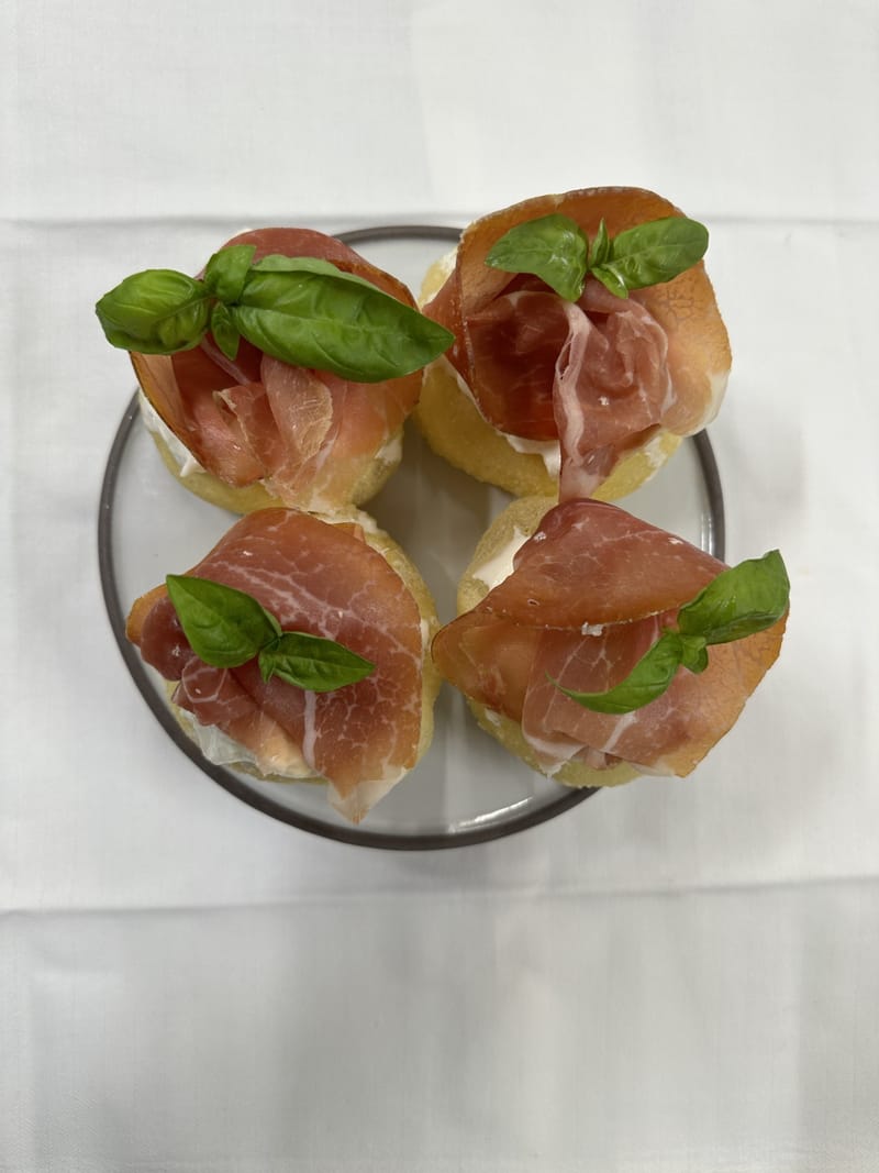 Pizze fritte con prosciutto una unità