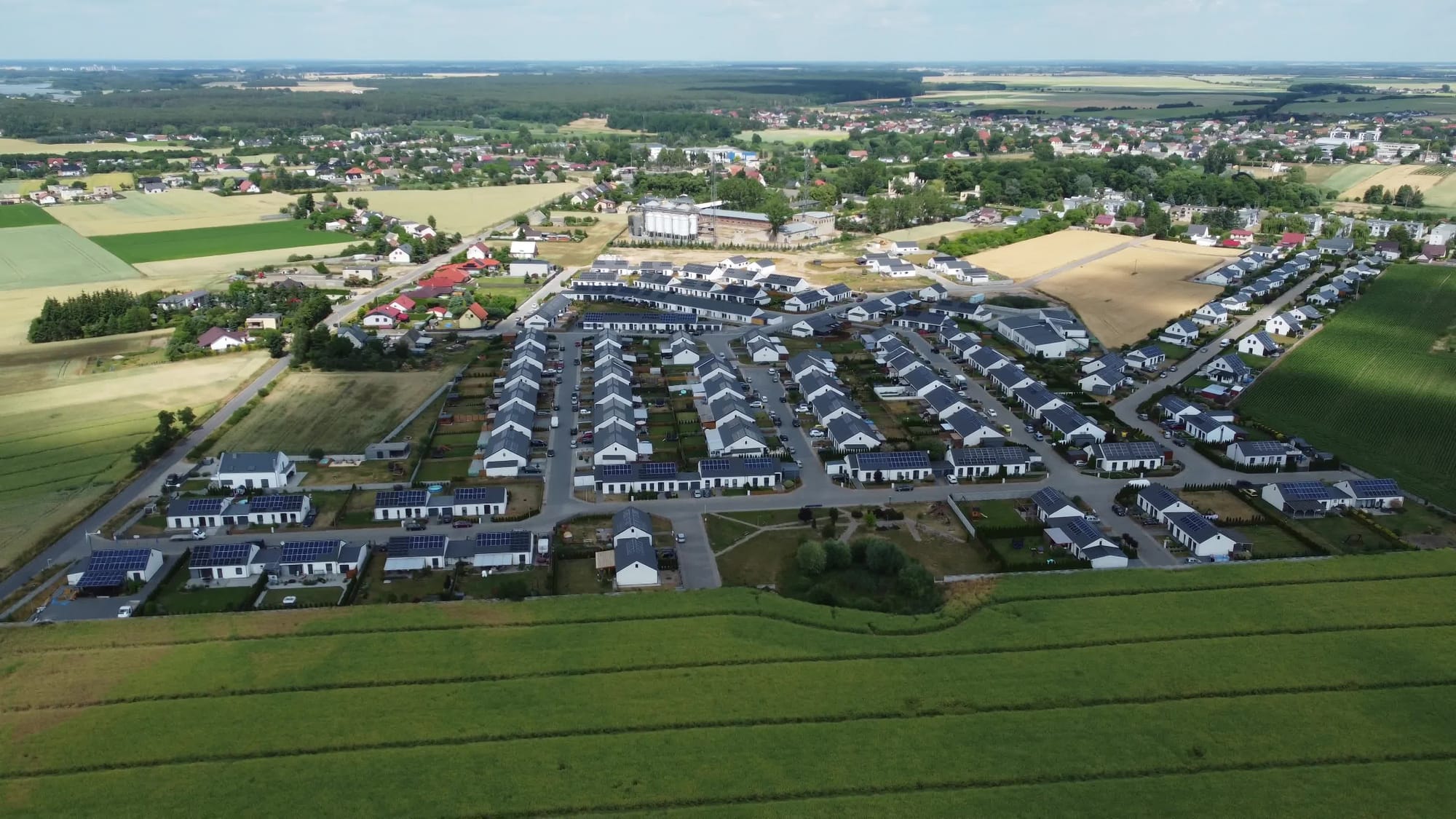 Există mai multe motive bune pentru a instala panouri solare. Iată câteva dintre cele mai semnificative motive: