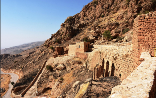 KONUMU VE MANZARASIYLA SÜMELA MANASTIRI’NA BENZETİLEN MOR EVGİN MANASTIRI KEŞFEDİLMEYİ BEKLİYOR