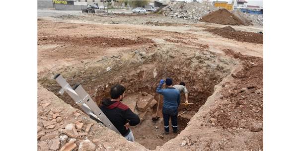 Tarsus'ta Kazı Çalışmalarında Lahit Bulundu