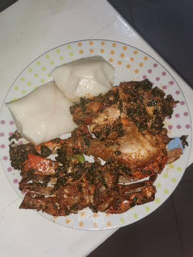 poissons , poulet bicyclette et sauce rouge