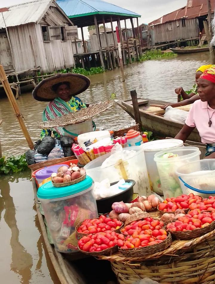 poissons , poulet bicyclette et sauce rouge