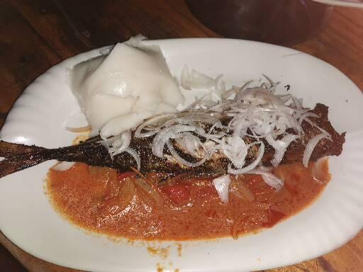 poissons , poulet bicyclette et sauce rouge