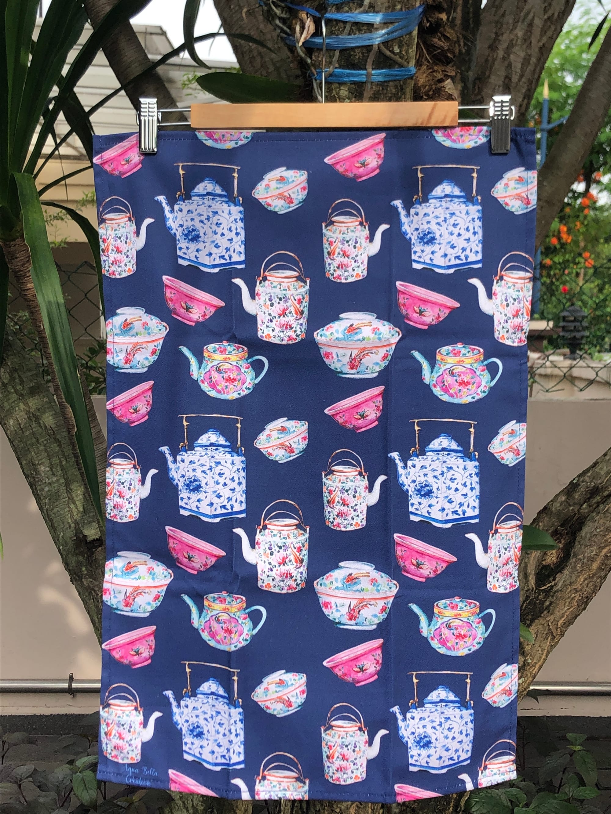 Crazy about Peranakan: tea pots on dark blue / théières sur fond bleu nuit