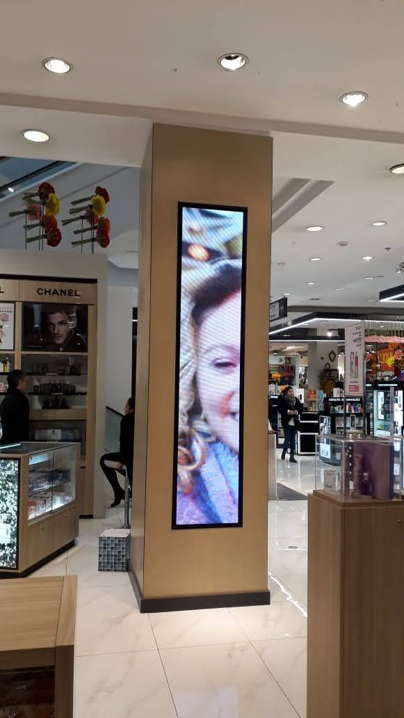 Proyecto pantallas LED perfumería Ripley Plaza Oeste.