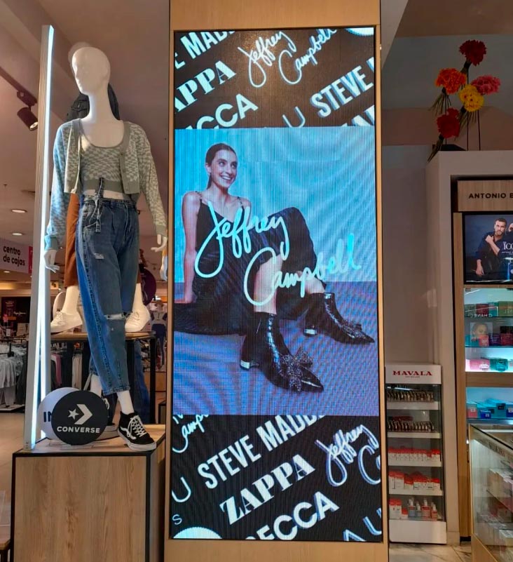 Proyecto pantallas LED sector perfumería Ripley Parque Arauco.