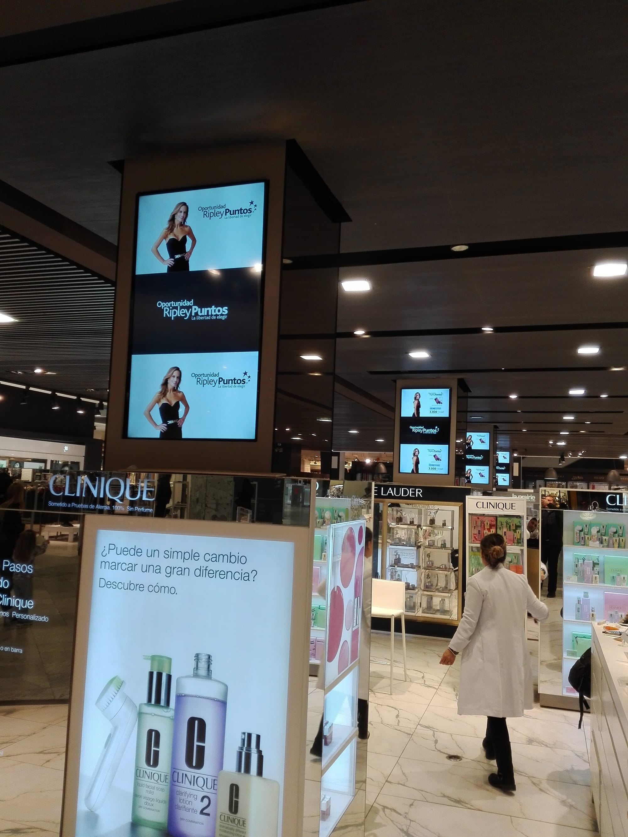 Proyecto pantallas pilares perfumería Ripley Los Domínicos.