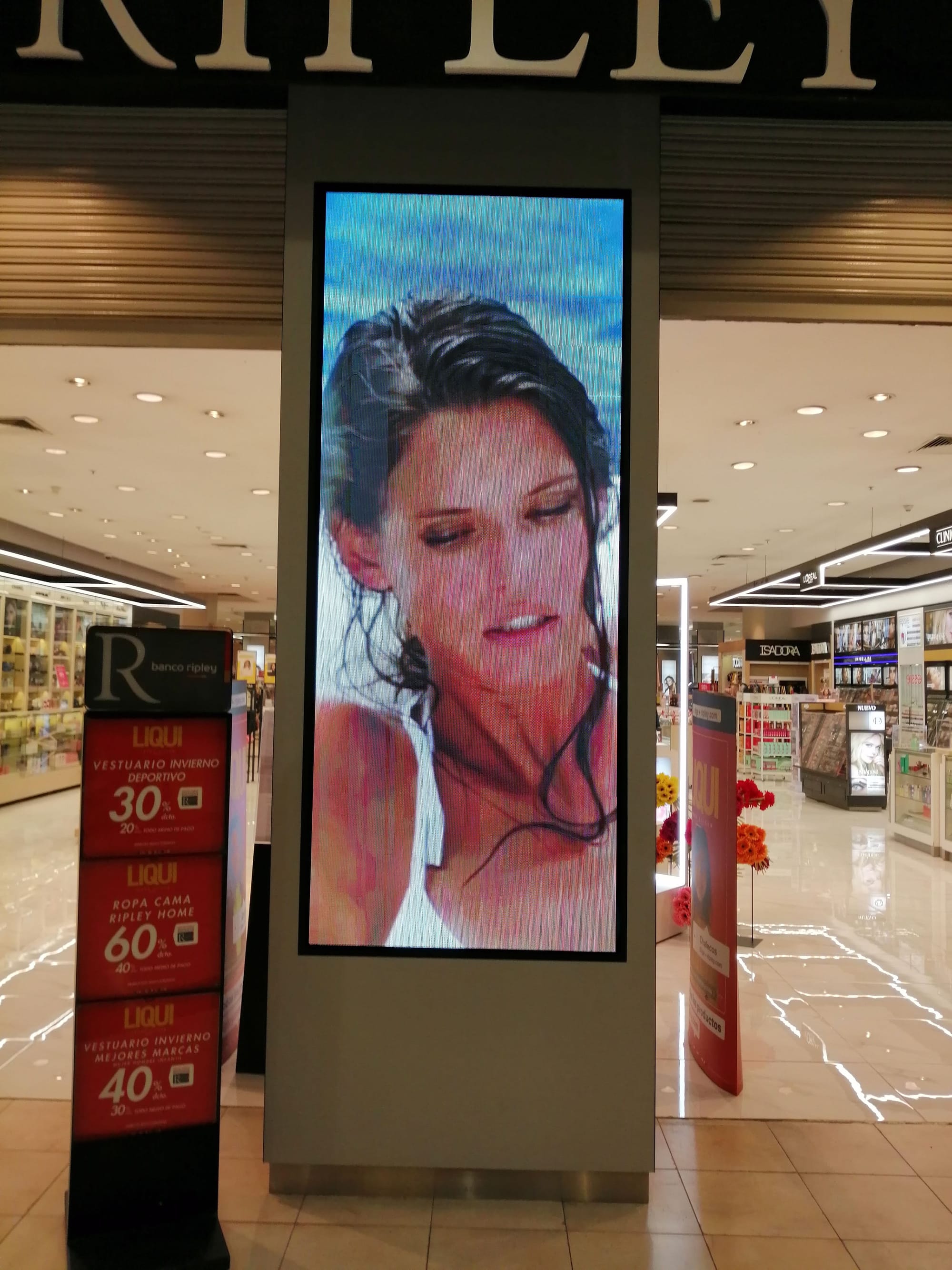 Proyecto pantalla LED acceso Ripley Florida Center.