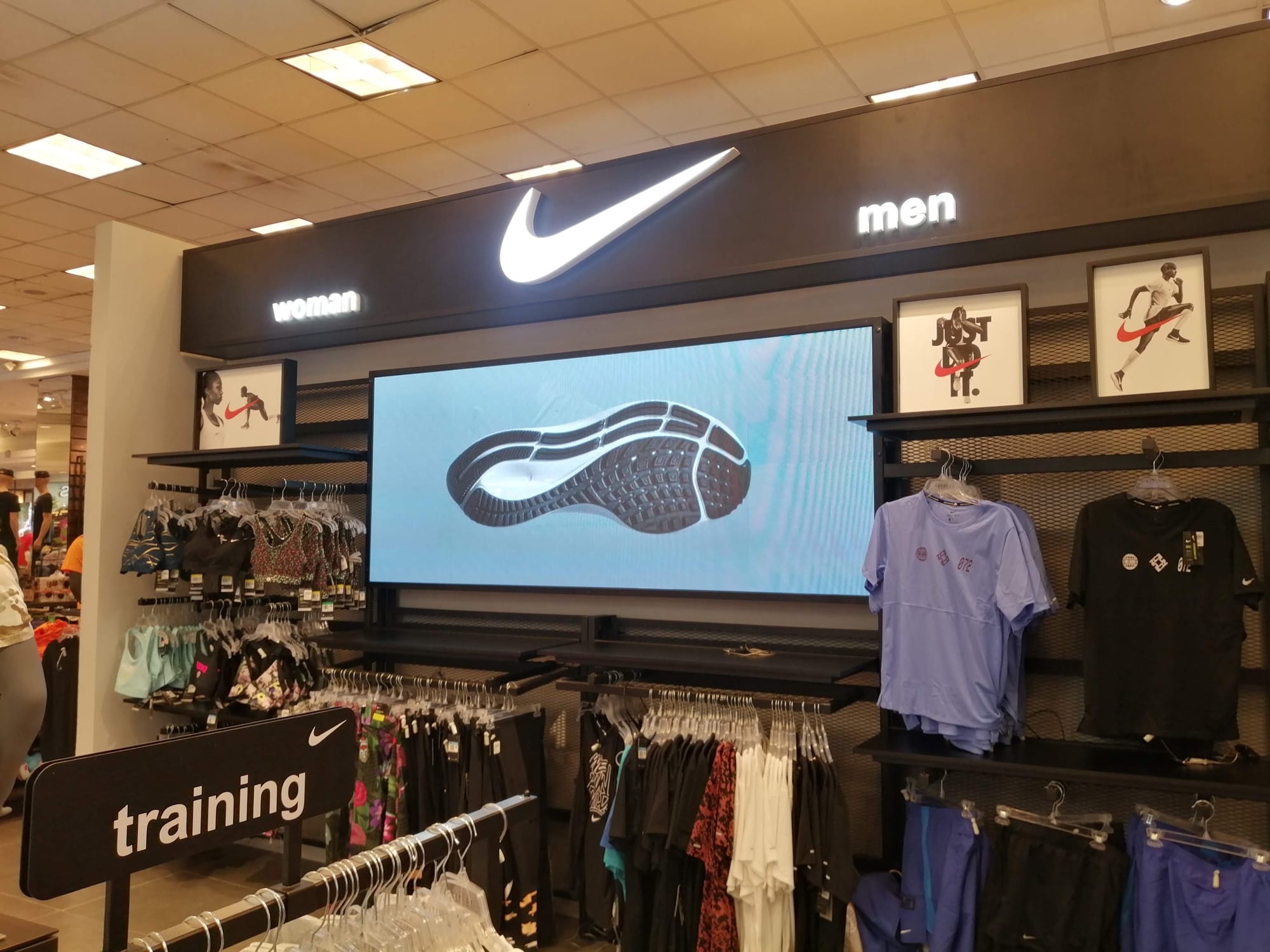Proyecto pantalla LED Nike Ripley Parque Arauco.
