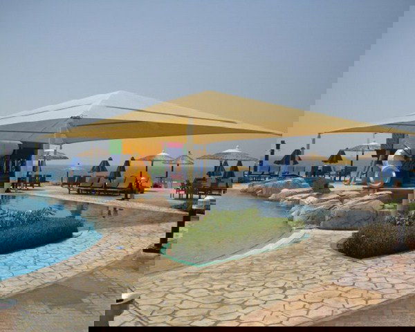 مظلات مسابح 