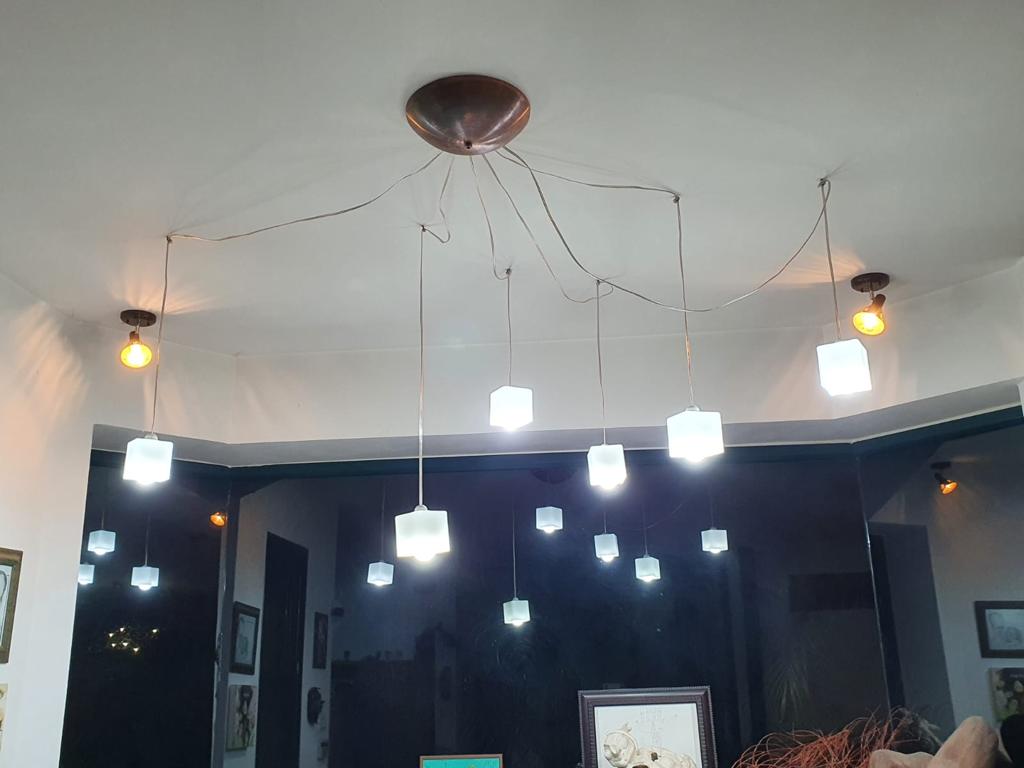 נברשת ממוחזרת מחפצים ישנים