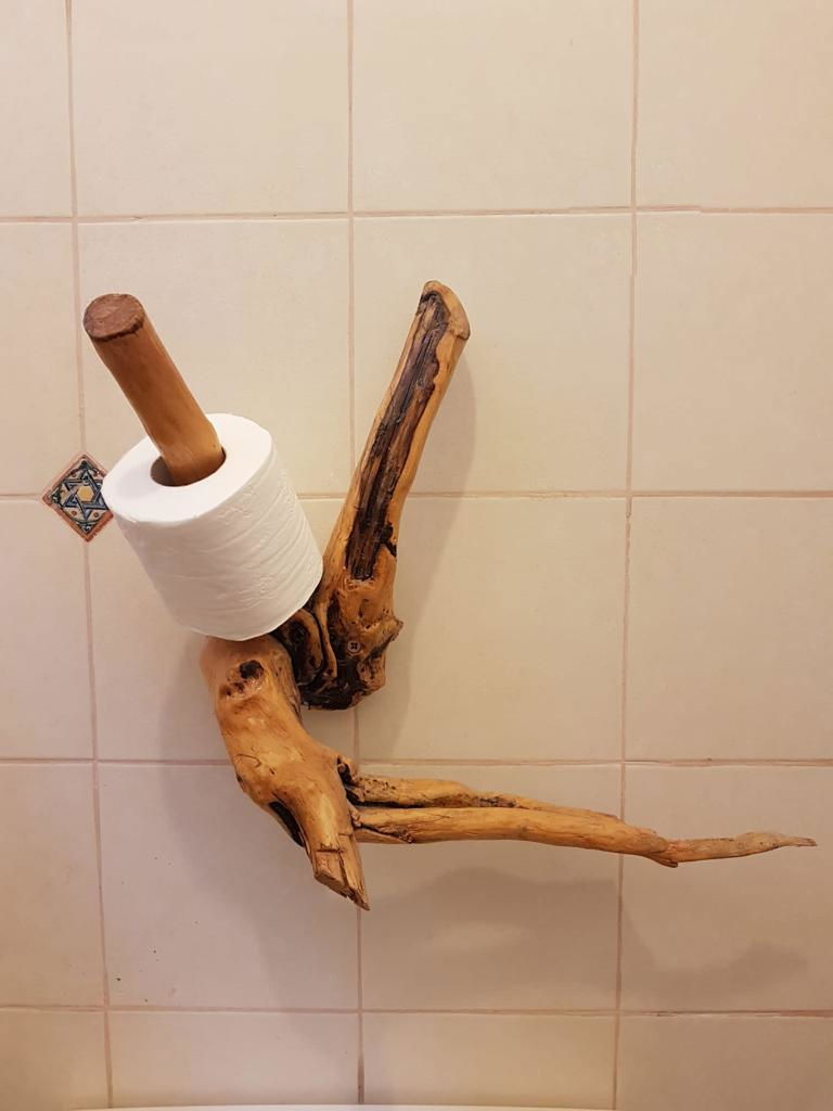 מתקן לנייר טואלט מענף עץ ממוחזר