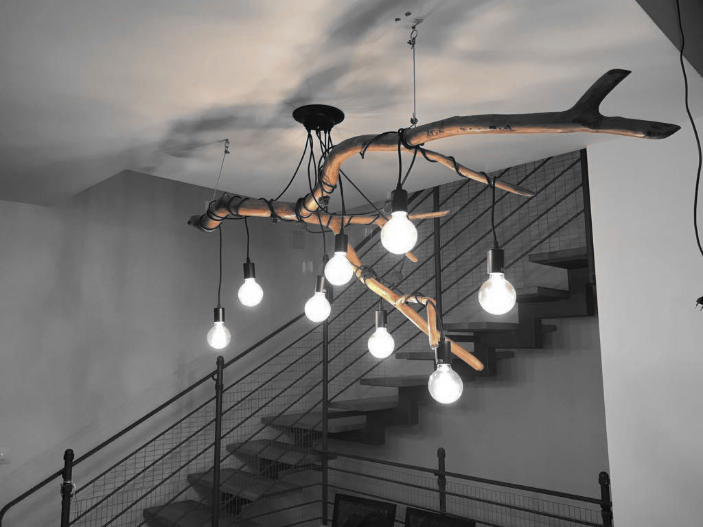 נברשת צפה מענף ממוחזר