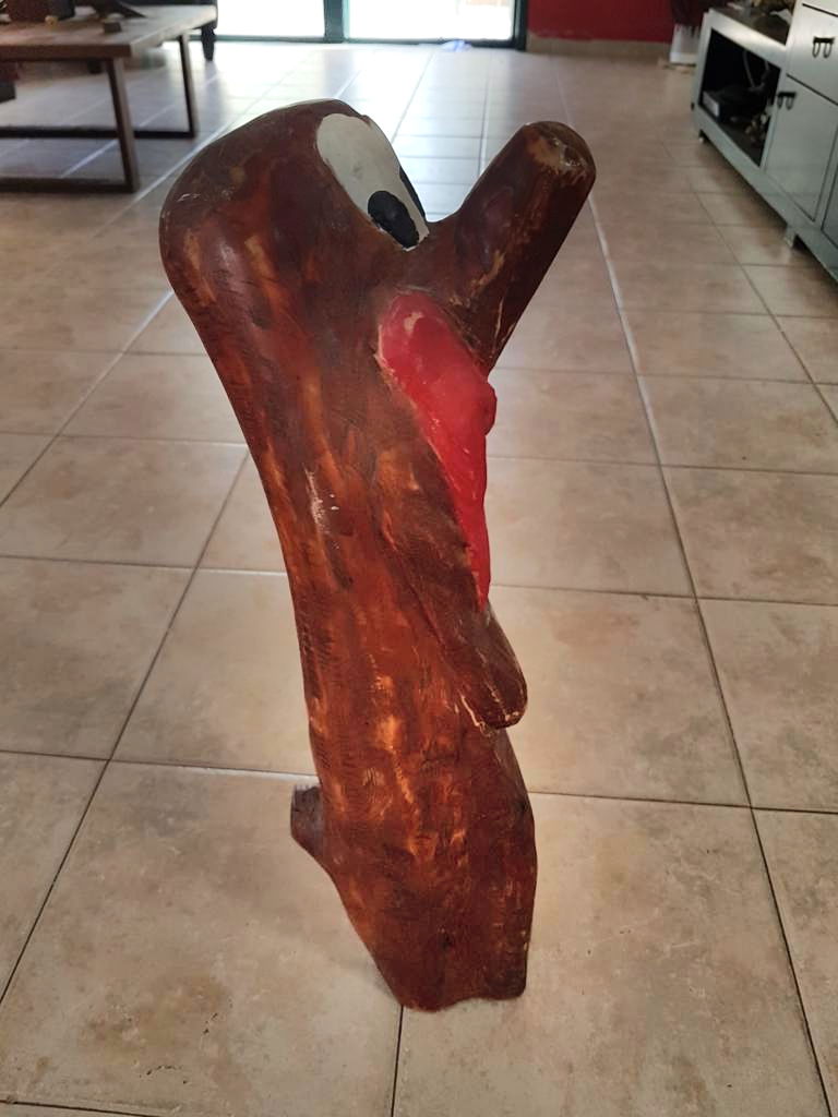 פסל היתולי מענף איקליפטוס