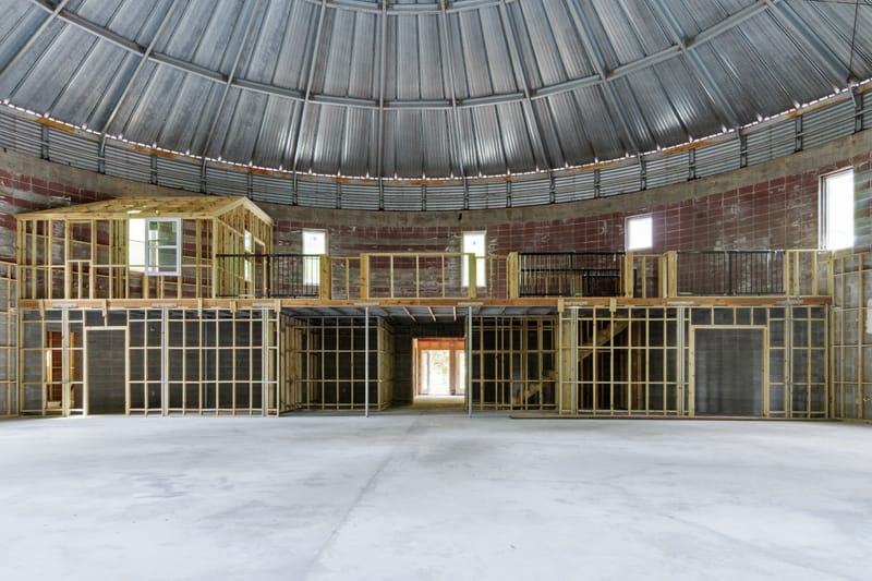 Commercial building with finished apartment