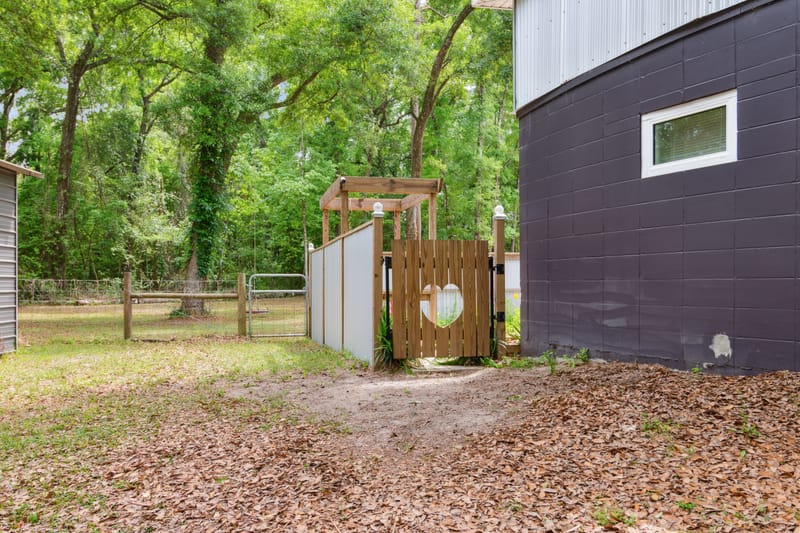 Commercial building with finished apartment